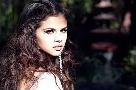 Quelle est sa couleur de cheveux ?