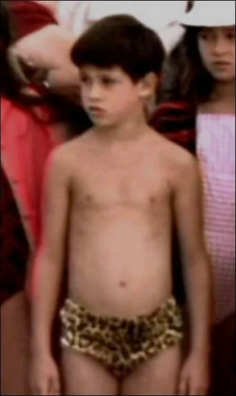 Il est le petit frre de la fille de Navarro. Il s'agit donc de...