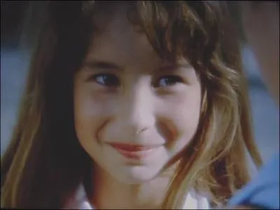 La fille de Julie Lescaut tait dj mignonne  l'ge de neuf ans . C'est...