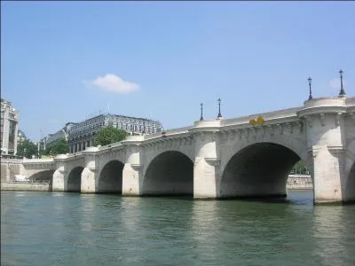 De quels siècles date le pont Neuf ?