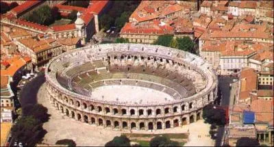 De quel siècle datent les arènes de Nîmes ?