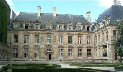 De quel siècle date l'hôtel de Sully ?