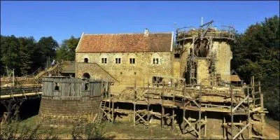 De quels siècles date le château de Guédelon ?