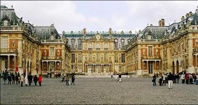 De quel siècle date le château de Versailles ?