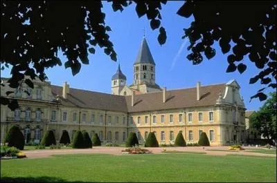 De quel siècle date l'abbaye de Cluny ?