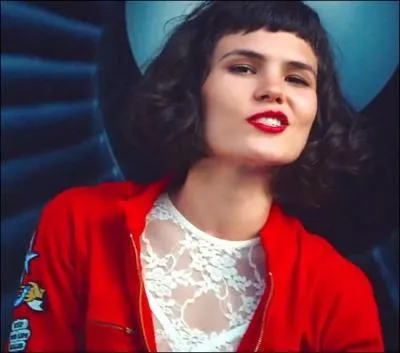 Quel groupe parisien de folk rock est formé par la chanteuse Olivia Merilahti et le compositeur Dan Levy ?