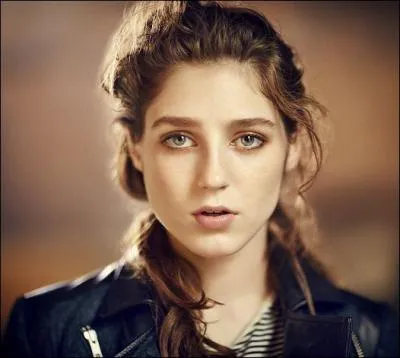 Comme son nom ne l'indique pas Jasmine Van Den Bogaerde est une autre chanteuse britannique. Qui s'est fait connaître avec "Skinny Love" ?