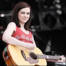 Quelle chanteuse écossaise a connu le succès avec son titre "This is the life" ?