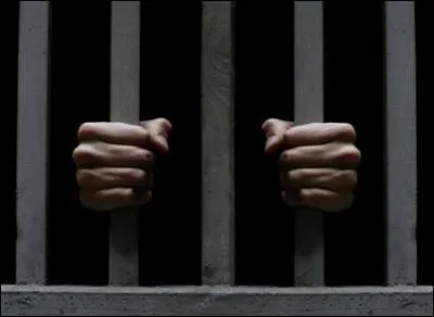 Un prince ordonne &agrave; son veilleur "r&eacute;veille-moi demain &agrave; 6h du matin". Le lendemain, le veilleur le r&eacute;veille &agrave; l'heure et lui dit de ne pas partir ce jour-ci car il a r&ecirc;v&eacute; qu'un homme en noir irait le tuer. Partant tout de m&ecirc;me m&eacute;fiant, le prince &eacute;vite le guet-apens de justesse gr&acirc;ce &agrave; l'information de son veilleur. Pourtant, il le remercie en le jetant aux oubliettes. Pourquoi ?