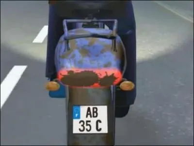 Mon cyclomoteur a de la boue :