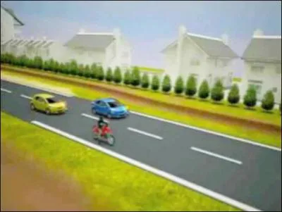 Je suis un scooter qui roule à droite, la voiture bleue derrière la voiture jaune ne me voit pas, la voiture bleue double la jaune et ne me voit pas :