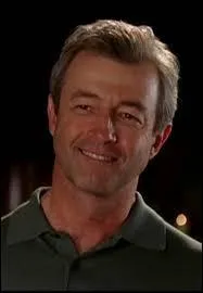 Après avoir été jeté de la maison par Penny, où Victor, le père des surs Halliwell est-il parti vivre ?