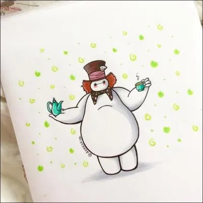 Bien que ce ne soit pas votre anniversaire, Baymax vous souhaite quand même un 'joyeux non-anniversaire'. Quel personnage accompagne le Lièvre de mars dans la chanson du 'joyeux non-anniversaire' ?