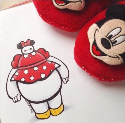 Encore mieux ! Voilà qu'il se déguise en Minnie maintenant. Sachant que la souris a été doublée par plusieurs comédiennes, quelle a été la première actrice après Walt Disney à avoir prêté sa voix à la fiancée de Mickey ?