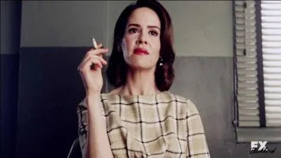 Comment s'appelle la journaliste sur la photo ?