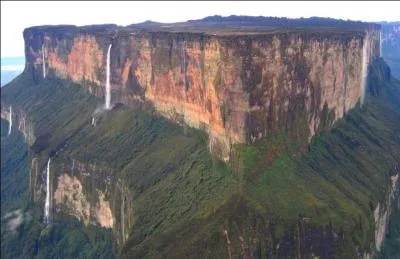 Voici le mont Roraima dont descendent une multitude de cascades. Il est situé à la frontière entre 3 pays. Lesquels ?