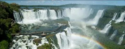 Voici les impressionnantes chutes d'Iguazú. Elles aussi sont situées à la frontière entre deux pays d'Amérique du Sud. Lesquels ?