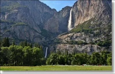 Voici les chutes de Yosemite, situées dans le parc national du même nom aux États-Unis. Dans quelle chaîne de montagnes ce parc se trouve-t-il ?