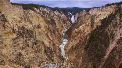 Restons aux États-Unis. Voici d'autres chutes situées sur une rivière du même nom que le parc national qu'elle traverse. Il s'agit des :