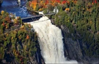 Enfin, voici la chute Montmorency. Elle se situe au Québec, à une dizaine de kilomètres d'une ville importante. Laquelle ?