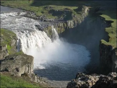Voici Dettifoss. Cette cascade islandaise est considérée comme la première d'Europe, mais selon quel critère ?