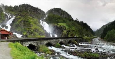 Parmi ces cascades, laquelle n'est pas située en Islande ?
