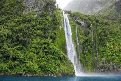 Ce spectaculaire fjord néo-zélandais, situé sur la côte ouest de l'île du Sud, abrite de nombreuses cascades. Comment ce lieu se nomme-t-il ?