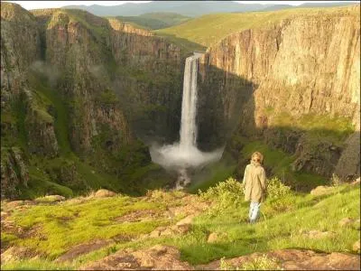 Cette cascade est en quelque sorte l'emblème de ce minuscule pays d'Afrique, très montagneux et entièrement enclavé dans un autre État. De quel pays s'agit-il ?