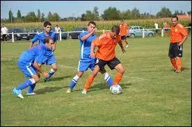 Combien y avait-il de joueurs licenciés jouant au football dans le monde en 2006 ?