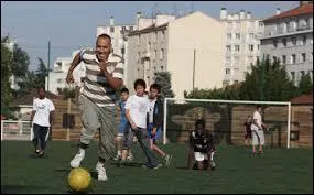 Combien y avait-il de personnes qui pratiquaient le football dans le monde en 2006 ?