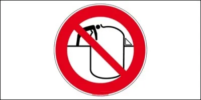 Il est défendu de se.......au dehors.