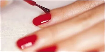 Elle a ......ses ongles en rouge.