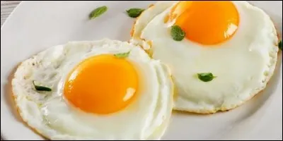 On ajoute du.....sur des oeufs au plat.