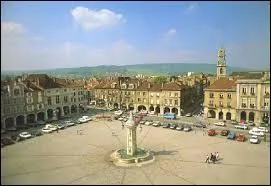 Nous nous trouvons sur la Place Duroc, à Pont-à-Mousson. Traversée par la Moselle, cette ville lorraine connue pour son Abbaye des Prémontrés se situe dans le département ...