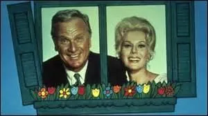 L'avocat Oliver Douglas achète une propriété à la campagne, sa femme ne veut pas y vivre, l'adaptation sera rude et elle ne sera jamais une fermière !