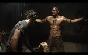 Qui se fait poignarder par Lincoln ?