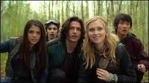 Qui se prend un épieu juste devant le mont Weather ?