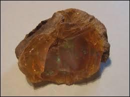 Quand un minéral ne forme pas de cristaux, on dit qu'il est :