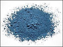 Quelle pierre, réduite en poudre, donne de la couleur bleue ?