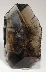 Quelle pierre a des cristaux de forme triclinique ?