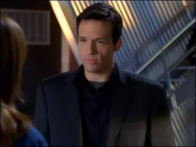 Comment s'appelle le professeur d'anthropologie qui est aussi l'ex-petit ami de Brennan ?