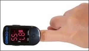 Si vous avez déjà été hospitalisé(e), on vous a certainement posé cet étrange objet, nommé oxymètre de pouls, sur votre doigt.
À quoi sert-il ?