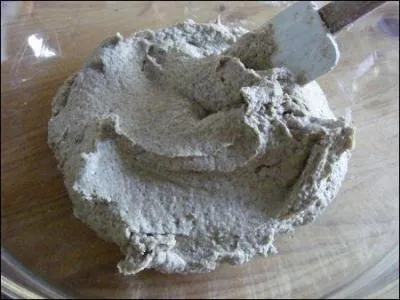 Le boulanger fabrique un pain à la mie brune, acidulée et à la croûte épaisse, craquante, pour que l'on puisse s'en tailler une bonne tranche au petit-déjeuner ! 
Que va-t-il incorporer aux farines de blé et de seigle ?