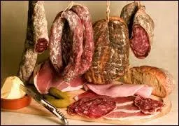 Charcuterie de viande hachée, déposée dans du boyau, dont le nom vient du latin signifiant "salé". Quel est mon plat préféré ?