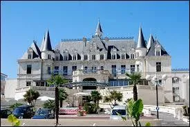 Je suis l'une des sous-préfectures du département. Je borde l'océan Atlantique, et suis à trois-quarts d'heure de Bordeaux. Je suis réputée pour mes huîtres et la dune du Pilat. Qui suis-je ?