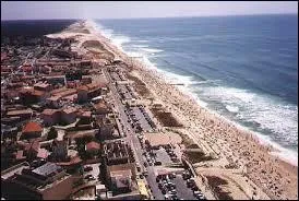 Je suis une petite ville entre lac et océan mais très connue des surfeurs, j'accueille même des championnats de surf. Qui suis-je ?