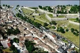 Je me situe sur les rives de l'estuaire de la Gironde. Une centrale nucléaire se trouve tout près ; elle fournit 80% de l'électricite de Bordeaux. Je possède une grande forteresse datant du Moyen Âge. Qui suis-je ?
