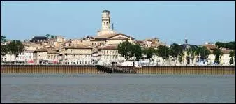 Je suis une ville du Médoc, réputée pour son vin, je me trouve sur les rives de l'estuaire. De cette ville on voit facilement la centrale nucléaire. Qui suis-je ?