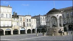 Je compte 23 736 habitants en 2012 et je suis inscrite dans l'aire urbaine bordelaise. Je me trouve au confluent de l'Isle et de la Dordogne, au centre d'une riche région viticole. Qui suis-je ?
