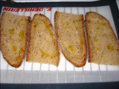 Pain grillé frotté à l'ail et arrosé d'huile d'olive. C'est le pain à l'...